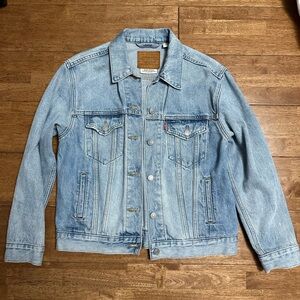 Levi’s Light Wash Denim Jean Jacket Size M